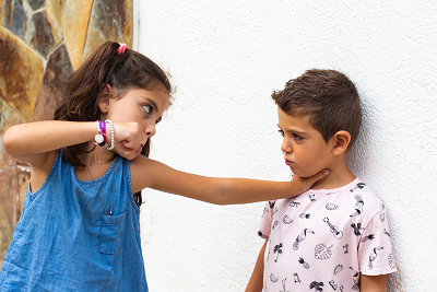 Niña agresiva bulling