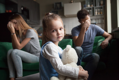 Niña en medio de una pareja divorciada